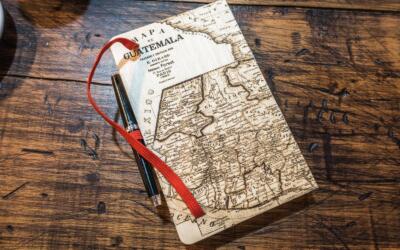 Guatemala Karte auf Skizzenbuch - Laser graviert aus Holz von Robin Hanhart